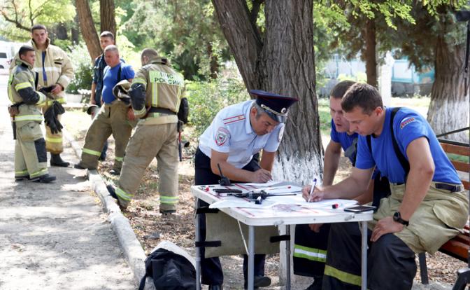на фото: штаб МЧС РФ и полиции. В результате пожара на территории площадки временного хранения боеприпасов одной из воинских частей в районе населенного пункта Майское произошла детонация хранившихся боеприпасов.