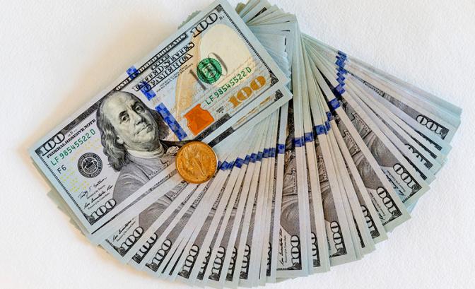 Новости курса валют: стало известно, сколько Сбербанк просит за доллары и евро