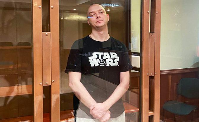 На фото: советник главы Роскосмоса, бывший корреспондент "Коммерсанта" и "Ведомостей" Иван Сафронов, обвиняемый в государственной измене, во время прения сторон в Мосгорсуде.