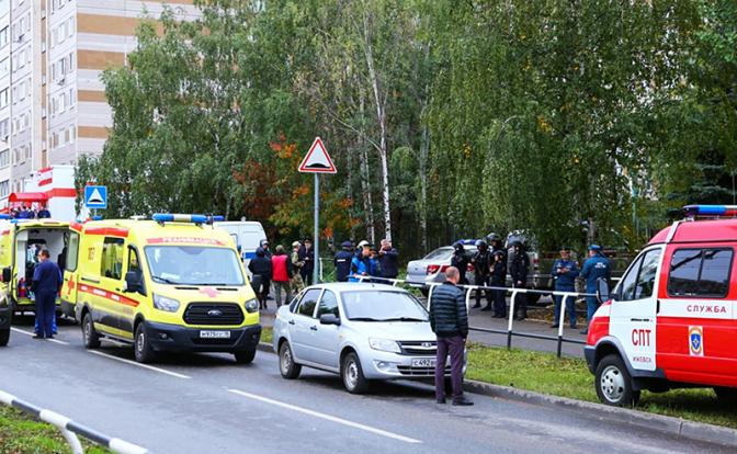 На фото: ситуация у школы № 88, где в результате стрельбы погибли не менее 6 человек и 20 получили ранения.