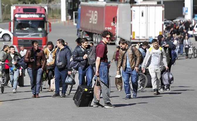 На фото: пограничный пункт Верхний Ларс на границе России и Грузии