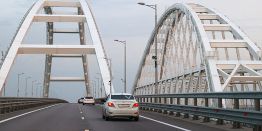 Возобновление движения на Крымском мосту, учения мобилизованных граждан, катастрофа в США в фотографиях