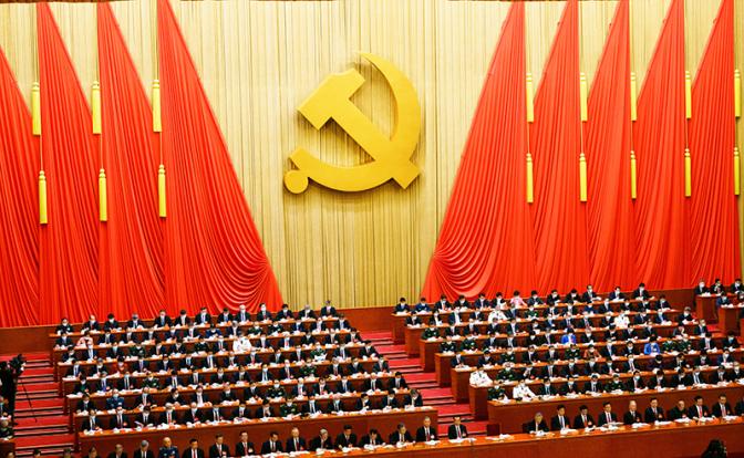 На фото: церемония открытия XX съезда Коммунистической партии Китая (КПК) в Доме народных собраний на площади Тяньаньмэнь.