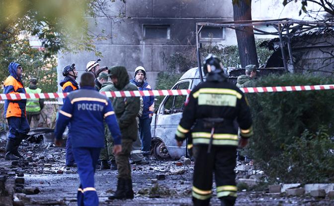 На фото: сотрудники экстренных служб у жилого многоэтажного дома, где упал военный самолет Су-34.