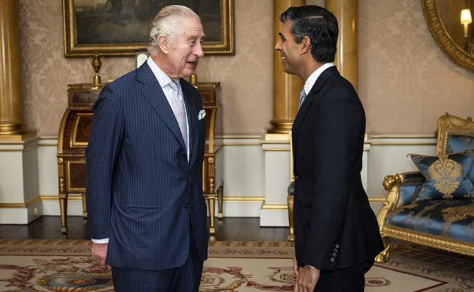 На фото: король Великобритании Карл III предложил новому лидеру правящей Консервативной партии Риши Сунаку занять пост премьер-министра и сформировать новое правительство