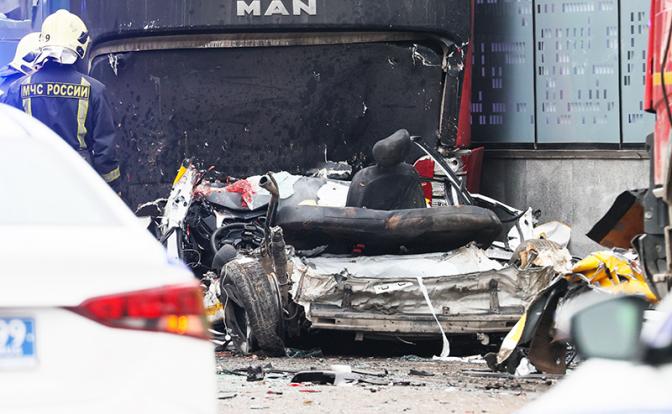 На фото: обломки автомобиля такси на месте ДТП после столкновения с грузовиком и частным автобусом на улице 1905 года.