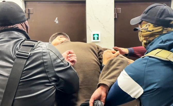 На фото: ФСБ задержала агента СБУ, планировавшего устроить подрыв линии электропередачи по заданию украинских спецслужб.