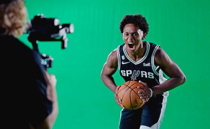 на фото: защитник «Сан-Антонио Сперс» Джошуа Примо