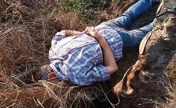 На фото: задержание участника диверсионно-разведывательной группы СБУ, которая, по сообщению ФСБ РФ, готовила теракты в отношении высокопоставленных чиновников военно-гражданской администрации (ВГА) Херсонской области