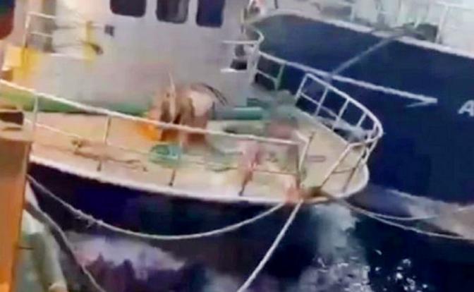 На фото: турецкий катер подорвался на мине у Игнеады в Кыркларели