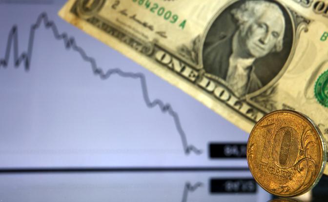 «Валюту нужно куда-то девать»: эксперт пояснил рост курса рубля к доллару