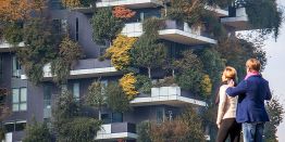 Весь покрытый зеленью - дом с растениями на фасаде