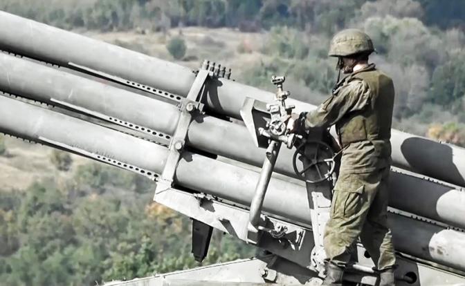 На фото: боевая стрельба расчетов реактивных систем залпового огня "Ураган" по позициям ВСУ в зоне проведения специальной военной операции.