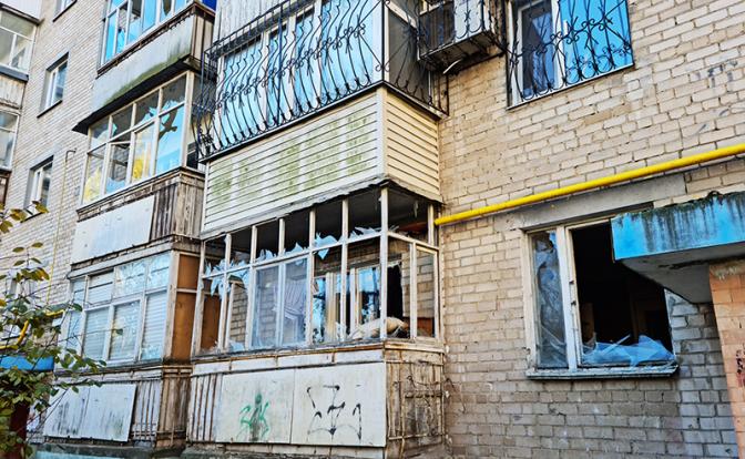 На фото: жилой дом на бульваре 30 лет Победы, где у шестого подъезда взорвалось самодельное взрывное устройство. В результате взрыва пострадал один человек.