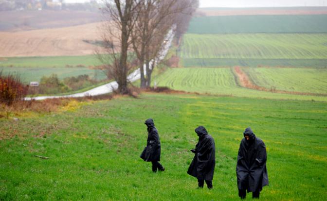 Ситуация в польском селе Пшеводув после инцидента с ракетой Польша. Люблинское воеводство. Сотрудники полиции во время поиска фрагментов ракеты у деревни Пшеводув (на фото)