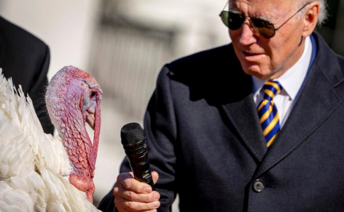 На фото: президент США Джо Байден помиловал двух индеек в преддверии Дня благодарения