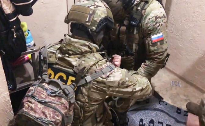 На фото: сотрудники ФСБ РФ во время задержания гражданина России, причастного к подготовке и ресурсному обеспечению теракта на газопроводе "Южный поток".