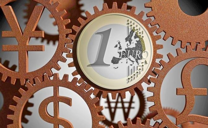 Курс валют сегодня: доллар и евро ведут себя зеркально на бирже