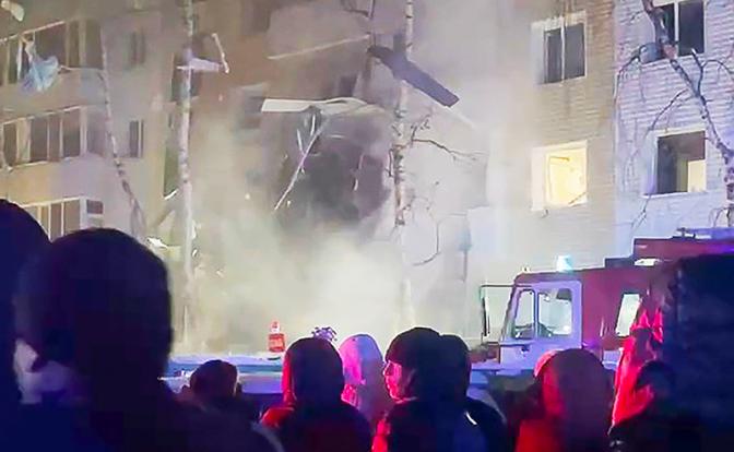 На фото: частичное обрушение жилого дома в Нижневартовске