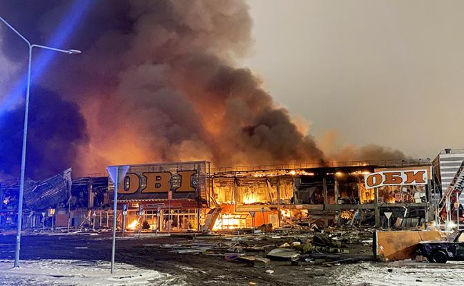 На фото: пожар в ТЦ "Мега Химки"