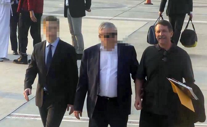 На фото: россиянин Виктор Бут (справа) перед отправлением в Россию.