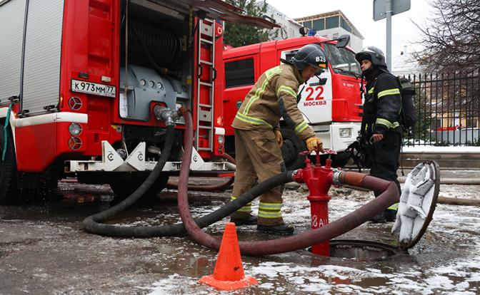 На фото: сотрудник экстренных служб возле усадьбы Лопухиных в Малом Знаменском переулке.