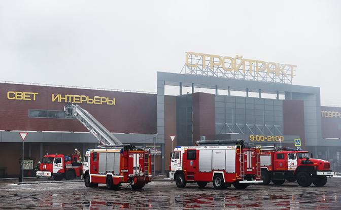 На фото: тушение пожара в торговом центре "Стройпарк".