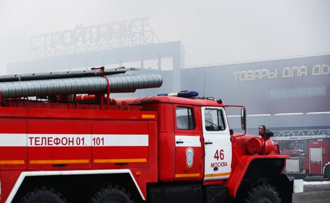 На фото: тушение пожара в торговом центре "Стройпарк".