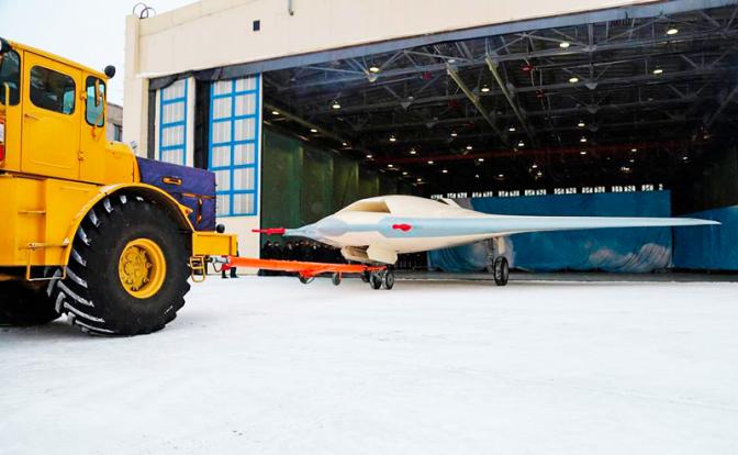 На фото: образец российского ударного беспилотника С-70 "Охотник"