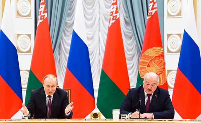 На фото: президент РФ Владимир Путин и президент Белоруссии Александр Лукашенко (слева направо) во время встречи во Дворце Независимости.