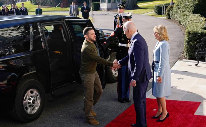 На фото: президент США Джо Байден (в центре), первая леди США Джилл Байден и президент Украины Владимир Зеленский (слева) во время встречи у Белого дома.