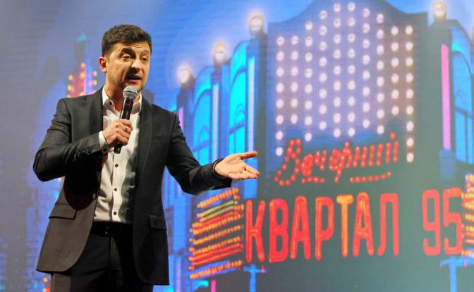 На фото: во время выступления Владимира Зеленского на концерте студии "Квартал 95" в Броварах