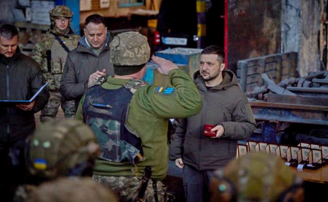 На фото: президент Украины Владимир Зеленский во время посещения Бахмута