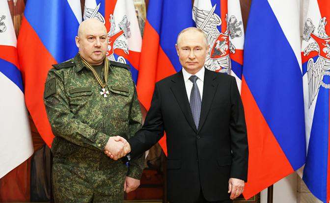 На фото: президент России Владимир Путин во время награждения командующего российской группировкой в зоне проведения спецоперации на Украине Сергея Суровикина (справа налево) в штабе Южного военного округа (ЮВО).