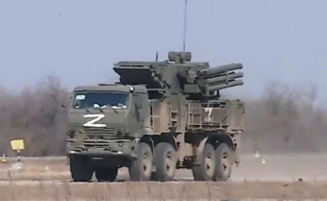 На фото: зенитный ракетно-пушечный комплекс "Панцирь-С" Вооруженных сил РФ во время специальной военной операции России на Украине.