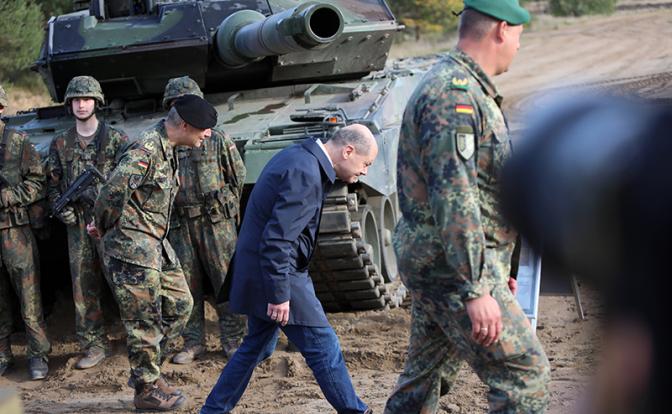 На фото: канцер ФРГ Олаф Шольц (в центр)