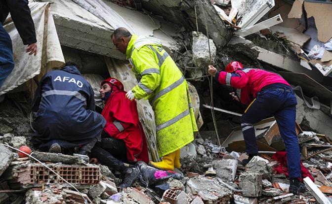 В Турции из-под обломков чудом спасли 14-летнего подростка