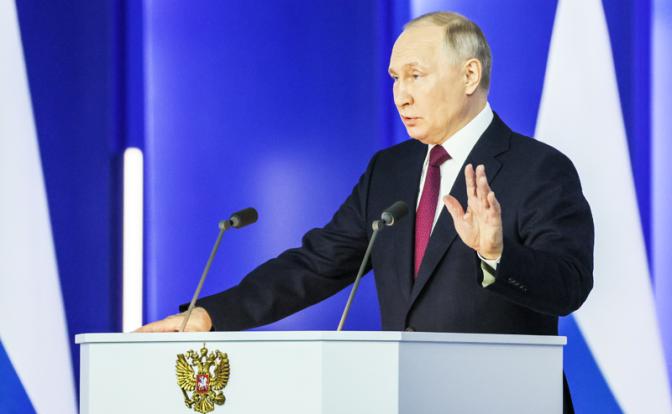На фото: президент РФ Владимир Путин во время выступления с ежегодным посланием Федеральному собранию РФ в Гостином дворе