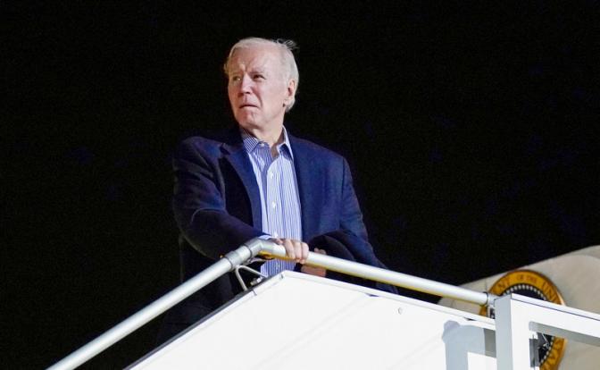 На фото: президент США Джо Байден у трапа самолета в аэропорту в Варшаве, Польша