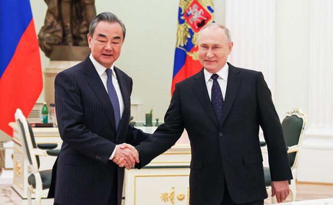 На фото: президент России Владимир Путин и глава канцелярии комиссии по иностранным делам Центрального комитета Компартии Китая, член политбюро ЦК КПК Ван И (справа налево) во время встречи/