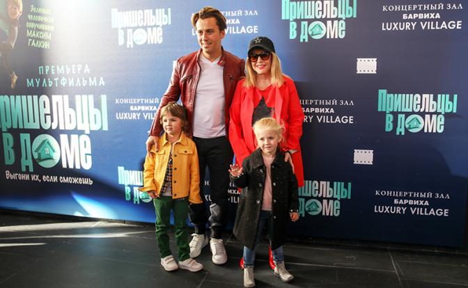 На фото: телеведущий Максим Галкин, певица Алла Пугачева, их сын Гарри и дочь Елизавета