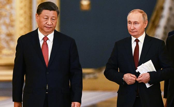 На фото: президент РФ Владимир Путин и председатель КНР Си Цзиньпин (справа налево)