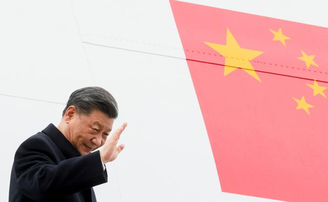 На фото: председатель КНР Си Цзиньпин в аэропорту Внуково-2.