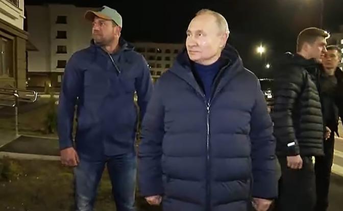 На фото: президент РФ Владимир Путин (в центре) во время рабочей поездки в Мариуполь