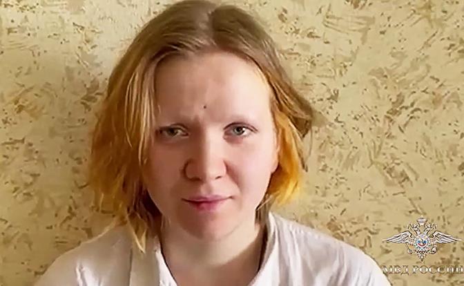 На фото: гражданка РФ Дарья Трепова, задержанная по подозрению в причастности ко взрыву в кафе "Стрит-бар" и убийству военного корреспондента Владлена Татарского (Максима Фомина), во время допроса.