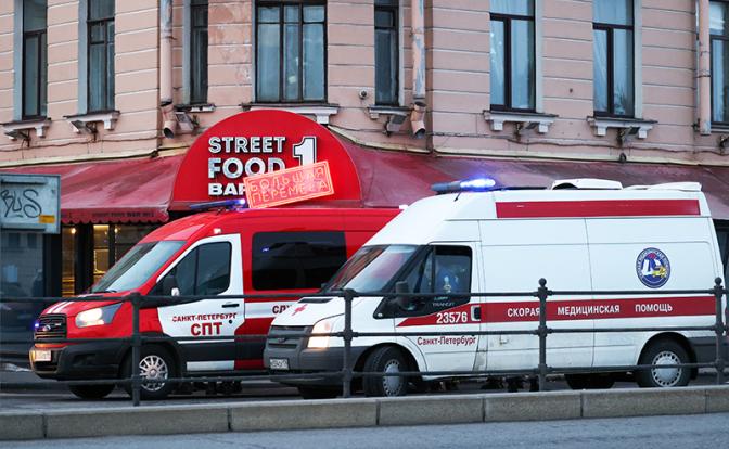 На фото: автомобили экстренных служб у кафе "Стрит-бар", где произошел взрыв, на Университетской набережной.