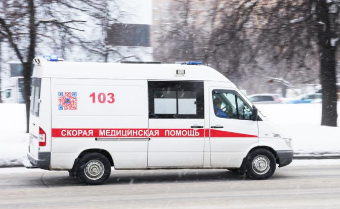 Россиянин выпал из окна 19 этажа, а после спел медикам «Любовь, похожая на сон»