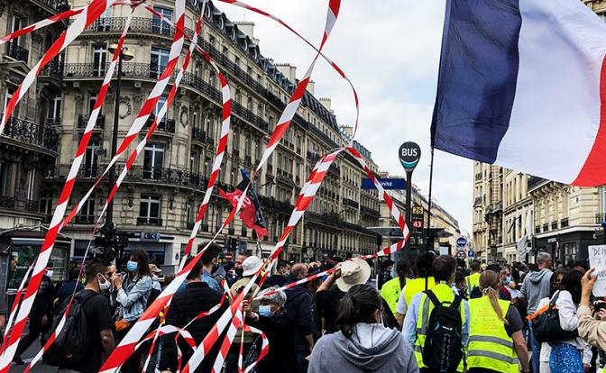 «Желтые жилеты» выступили против поставок оружия Киеву и предупредили сторонников Макрона