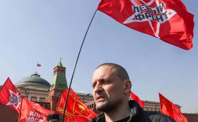 На фото: координатор движения "Левый фронт" Сергей Удальцов после возложения цветов к месту захоронения Юрия Гагарина у Кремлевской стены в связи с 62-й годовщиной первого полета человека в космос