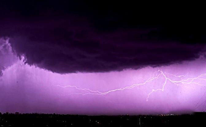 Двух мужчин похоронили заживо из-за грозы